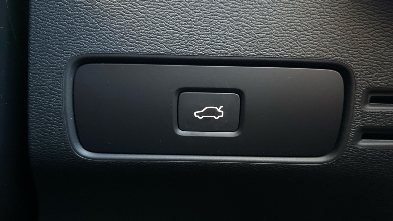 Volvo XC40 2.0 B4P Plus Dark 5dr Auto Petrol Estate